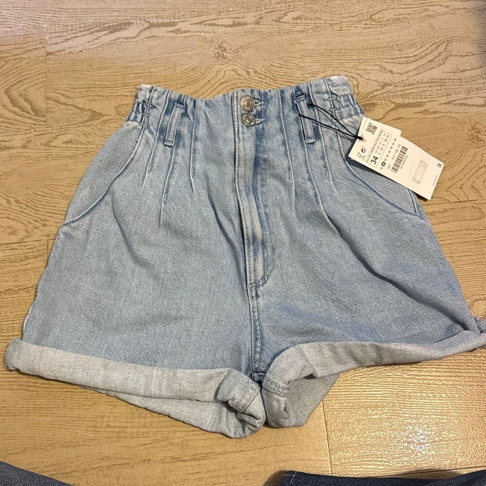 NWT Zara paperbag high-waisted pleated denim shorts in a light blue wash size 2